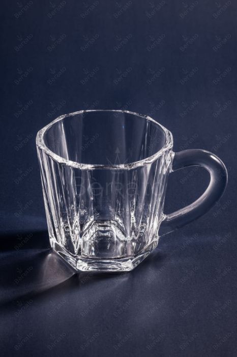 فنجان گریس مدل VR-M012 با تراش‌های عمودی هندسی و دسته ضخیم خوش‌دست بر روی پس‌زمینه سرمه‌ای تیره.