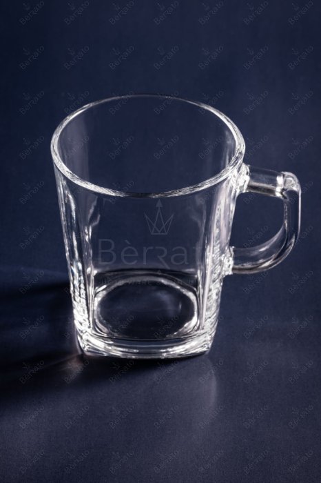 ماگ بلور مدل کار LXYZB68 با طراحی بدنه مینیمال و دسته ارگونومیک مستحکم بر روی زمینه تیره.