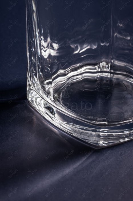 ماگ بلور مدل کار LXYZB68 با طراحی بدنه مینیمال و دسته ارگونومیک مستحکم بر روی زمینه تیره.