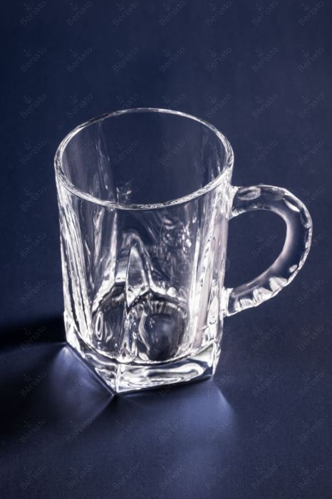 ماگ مربعی کریستالین مدل VR-M116-T با طراحی هندسی خاص و ابعاد استاندارد ۹ سانتی‌متر.