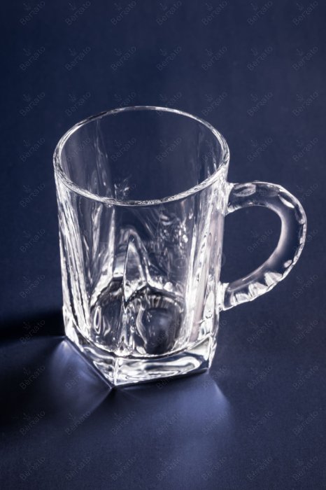 ماگ مربعی کریستالین مدل VR-M116-T با طراحی هندسی خاص و ابعاد استاندارد ۹ سانتی‌متر.