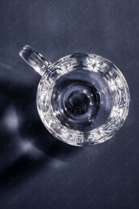 ماگ کریستالین مدل LXZB33-3 با بدنه موج‌دار و طراحی ارگونومیک، قرار گرفته بر روی سطح تیره.