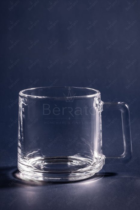 فنجان کریستالین نیو وانیک مدل PB-L2115/BH2 با بدنه استوانه‌ای صاف و دسته مستطیلی مدرن روی پس‌زمینه تیره.