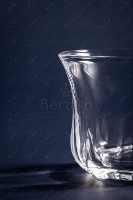 فنجان کریستالین مدل لانتانا کد LXZB60 با طراحی ارگانیک و شفافیت بالا بر روی میز پذیرایی.