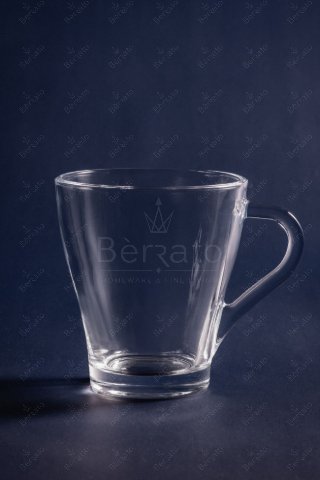 فنجان کریستالین مدل محک شلغمی LXZB21 با دسته‌ی منحنی و بدنه شفاف، ارتفاع ۹.۵ سانتی‌متر.