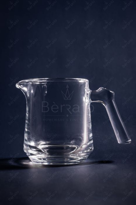 سس‌ ریز کریستالین ایزابلا مدل LXJ404-1 با طراحی ویژه جهت ریختن آسان مایعات و دسته‌ی ارگونومیک.