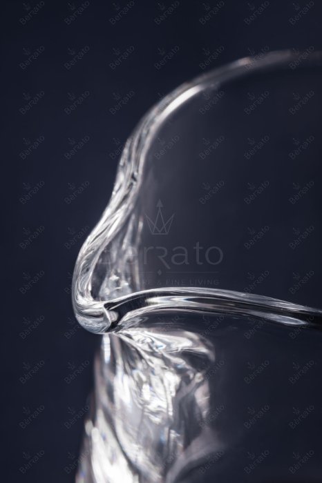 سس‌ ریز کریستالین ایزابلا مدل LXJ404-1 با طراحی ویژه جهت ریختن آسان مایعات و دسته‌ی ارگونومیک.