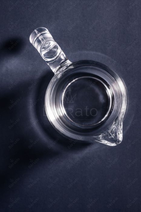 سس‌ ریز کریستالین ایزابلا مدل LXJ404-1 با طراحی ویژه جهت ریختن آسان مایعات و دسته‌ی ارگونومیک.