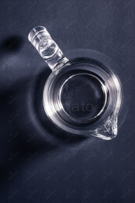 سس‌ ریز کریستالین ایزابلا مدل LXJ404-1 با طراحی ویژه جهت ریختن آسان مایعات و دسته‌ی ارگونومیک.