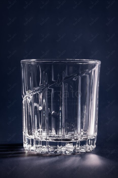 نیم‌لیوان کریستالین لوکس مدل LXZS2001-1 با طراحی بدنه تراش الماسی و کفی ضخیم در پس‌زمینه تیره.