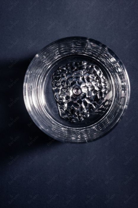 نیم‌لیوان کریستالین مدل LXY9001-3 با طراحی نوآورانه کوهستانی در کف لیوان، ابعاد (۹ سانت ارتفاع، ۸ سانت دهانه) با شفافیت بالا.