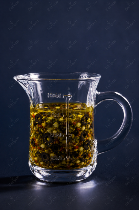 سس‌خوری بلور شفاف مدل LXJ400-1 با درجه‌بندی ۱۰۰ میلی‌لیتر، دسته دار و لبه مخصوص ریختن، بر روی پس‌زمینه تیره با ابعاد ۹.۵ سانتی‌متر.