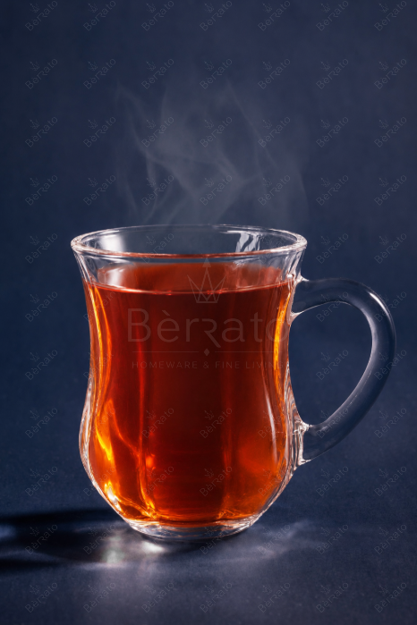 ماگ کریستالین مدل LXZB33-3 با بدنه موج‌دار و طراحی ارگونومیک، قرار گرفته بر روی سطح تیره.