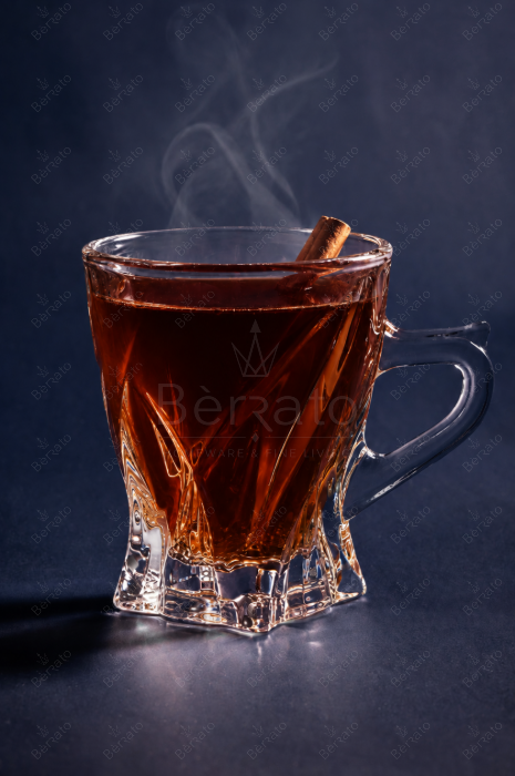 فنجان کریستالین طرح رایز مدل LXZB60 با طراحی منحنی و شفافیت بالا بر روی پس‌زمینه تیره.