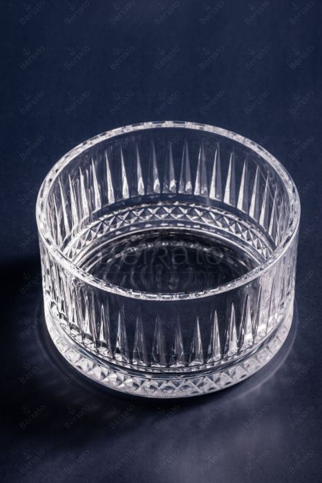 ست آجیل‌خوری و پیاله کریستالین الیسا با بدنه شیار‌دار، پایه تراش‌خورده و پر شده از آجیل مخلوط روی پس‌زمینه تیره