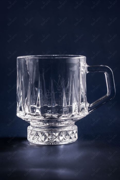 ست فنجان و قندان کریستالین الیسا با بدنه شیاردار، پایه تراش‌دار، فنجان چای بخاردار و قندان درب‌دار حاوی قند