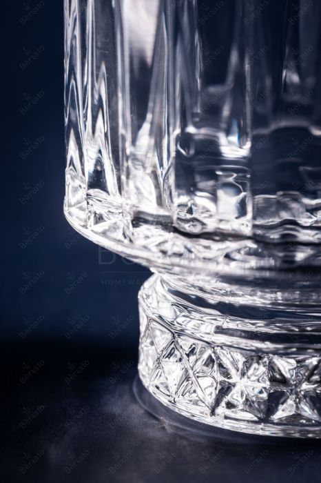 ست فنجان و قندان کریستالین الیسا با بدنه شیاردار، پایه تراش‌دار، فنجان چای بخاردار و قندان درب‌دار حاوی قند