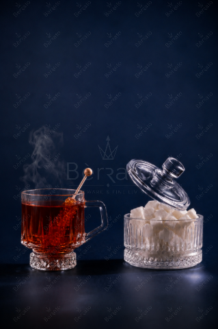 ست فنجان و قندان کریستالین الیسا با بدنه شیاردار، پایه تراش‌دار، فنجان چای بخاردار و قندان درب‌دار حاوی قند