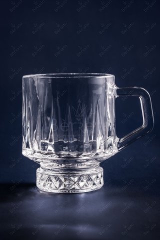 ست فنجان و قندان کریستالین الیسا با بدنه شیاردار، پایه تراش‌دار، فنجان چای بخاردار و قندان درب‌دار حاوی قند