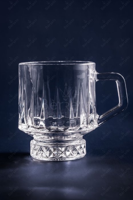 ست فنجان و قندان کریستالین الیسا با بدنه شیاردار، پایه تراش‌دار، فنجان چای بخاردار و قندان درب‌دار حاوی قند